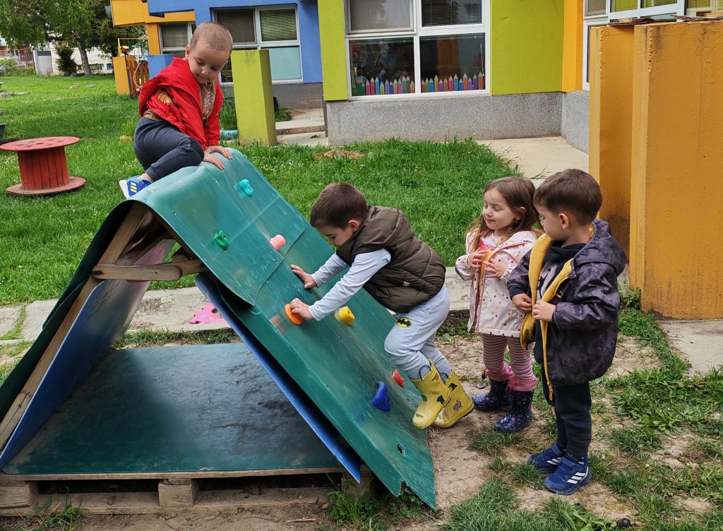 Нови садржаји за децу у дворишту објекта „Бубамара“