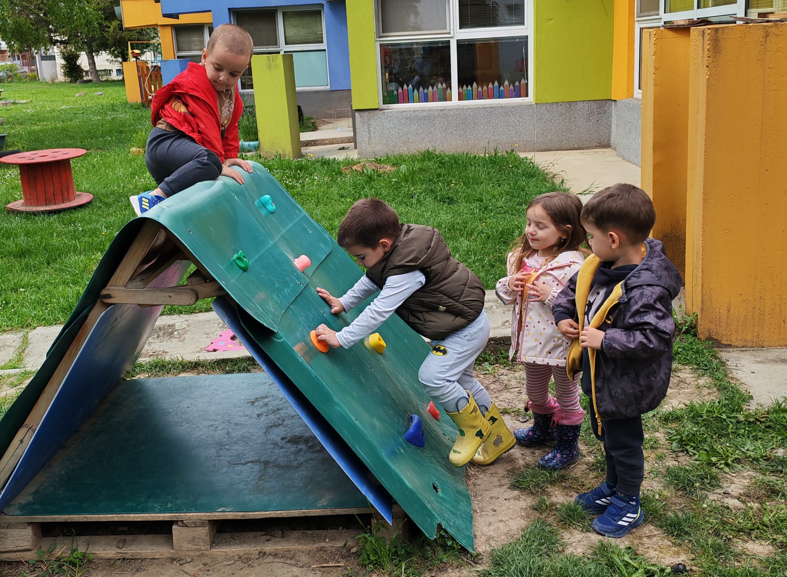 Нови садржаји за децу у дворишту објекта „Бубамара“