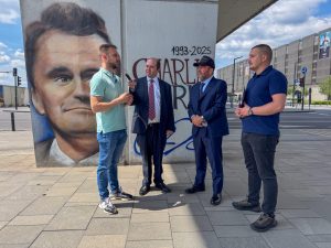 Чарли Кирк стоји поносно на улицама Београда! Балкан Wатцх посветио мурал борцу за бољи свет