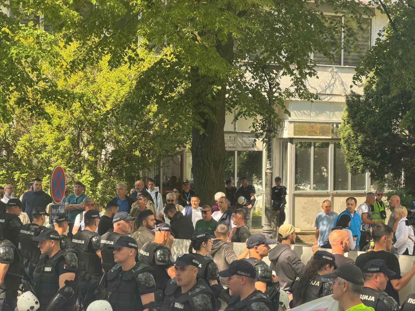 (VIDEO)-Opozicija-najavila-?hiljade"-aktivista,-a-svega-dvadesetak-ih-se-okupilo.-Poziv-bez-odziva!