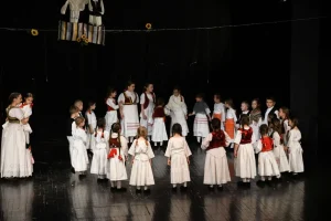 Sutra Zonska smotra dečijeg folklora