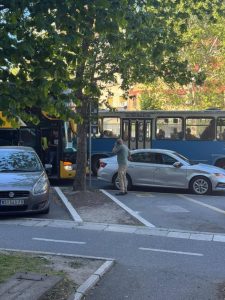 (ВИДЕО) ПОЗИВАЈУ НА ОДГОВОРНОСТ, А БЕЖЕ! Аутобус блокадера Јаћимовића ударио возило, па покушао да напусти лице места!