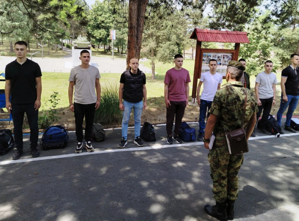 Нове генерације војника примљене на служење војног рока у касарне у Сомбору, Ваљеву и Лесковцу