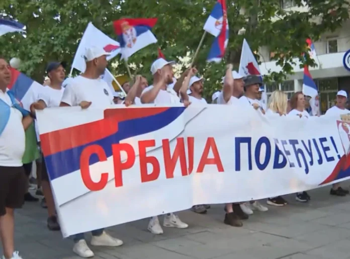 (ВИДЕО) УПРКОС ВИСОКИМ ТЕМПЕРАТУРАМА КОЛОНА ГРАЂАНА НЕ ПОСУСТАЈЕ: Тренутно се налазе у Голубинцима