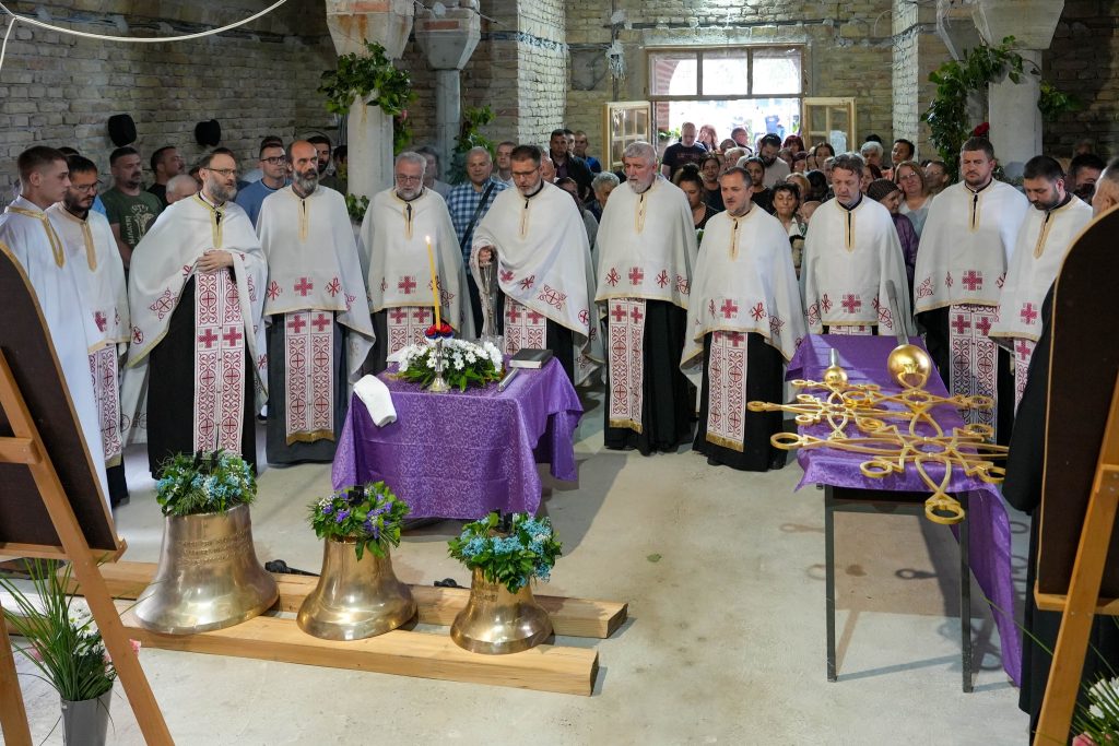 Пригревица: Освећење часних крстова и звона храма окупило велики број мештана