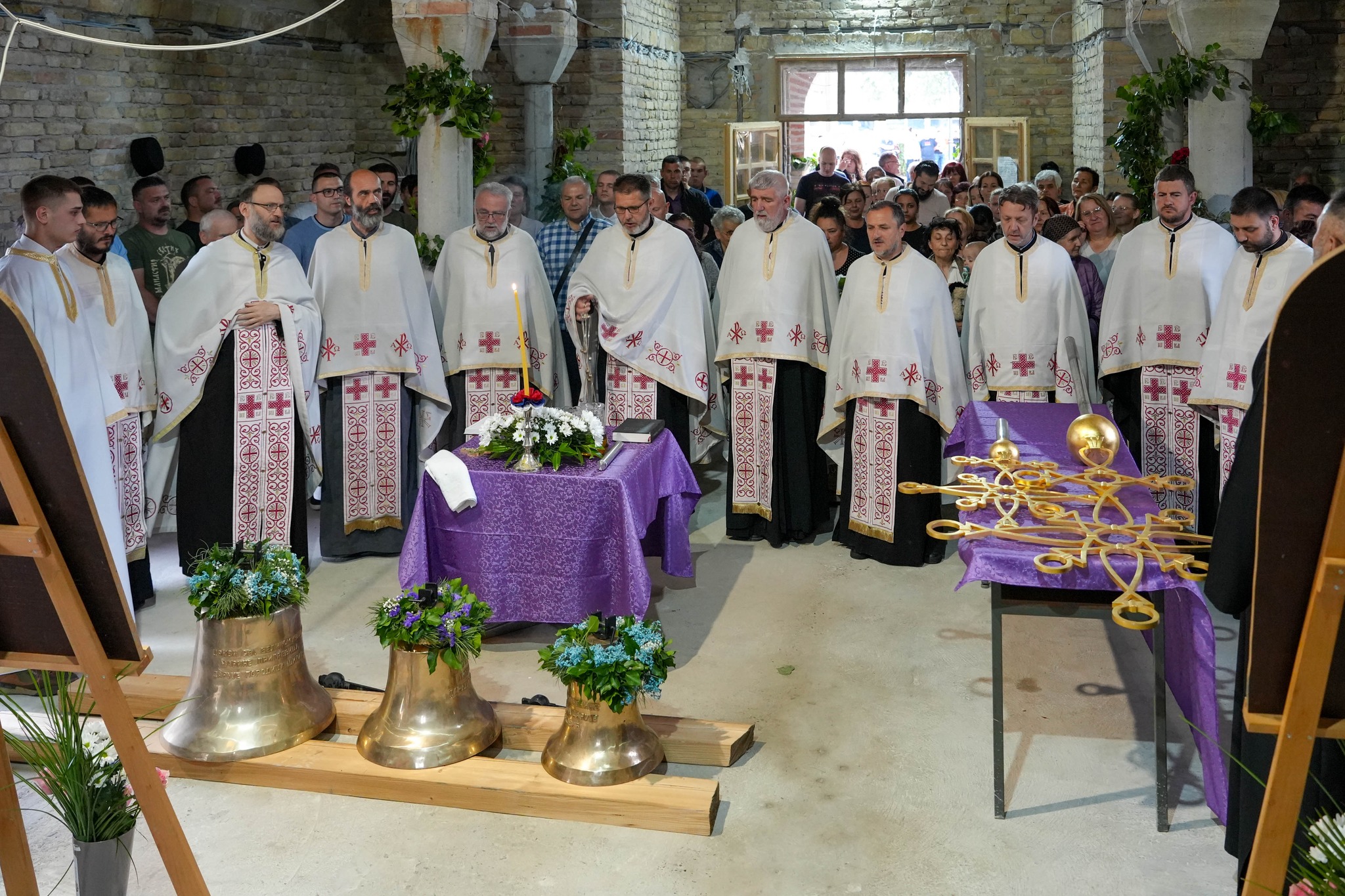 Пригревица: Освећење часних крстова и звона храма окупило велики број мештана