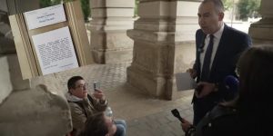 Psovke-i-uvrede-umesto-dijaloga!-Iva-Hromis?,-supruga-sudije,-nasrnula-na-okupljene-ispred-Ops?tine-Bec?ej-primer-neprimerenog-ponas?anja