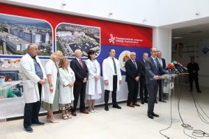 Премијер Мацут током посете Бањалуци обишао Клинику за ендокринологију УКЦ РС