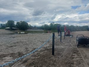 Припреме за летњу сезону на градској плажи у Апатину увелико су у току. Ових дана реализују се радови на постављању заштитне ограде, која ће јасно одвојити простор намењен купачима и спречити приступ возилима овом делу обале. Циљ уређења је унапређење безбедности и квалитета боравка свих посетилаца, како би градска плажа током предстојећих летњих месеци пружила пријатније услове за одмор и рекреацију. Из локалне самоуправе поручују да ће радови бити настављени и у наредном периоду, када је планирано постављање новог мобилијара. На тај начин плажа у Апатину добиће садржаје који ће допринети већој удобности грађана и гостију, али и лепшем изгледу једног од омиљених места за летњи одмор у Апатину.