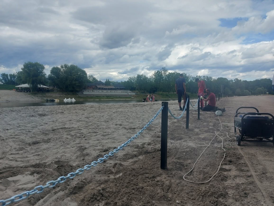 Припреме за летњу сезону на градској плажи у Апатину увелико су у току. Ових дана реализују се радови на постављању заштитне ограде, која ће јасно одвојити простор намењен купачима и спречити приступ возилима овом делу обале. Циљ уређења је унапређење безбедности и квалитета боравка свих посетилаца, како би градска плажа током предстојећих летњих месеци пружила пријатније услове за одмор и рекреацију. Из локалне самоуправе поручују да ће радови бити настављени и у наредном периоду, када је планирано постављање новог мобилијара. На тај начин плажа у Апатину добиће садржаје који ће допринети већој удобности грађана и гостију, али и лепшем изгледу једног од омиљених места за летњи одмор у Апатину.