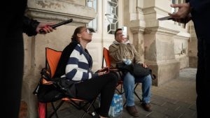 (ФОТО) ПОЛИТИЧКА ЗЛОУПОТРЕБА ДЕЦЕ: Штрајкују глађу, одбиле договор, па дивљачки насрнуле на медије и председника општине Бечеј!