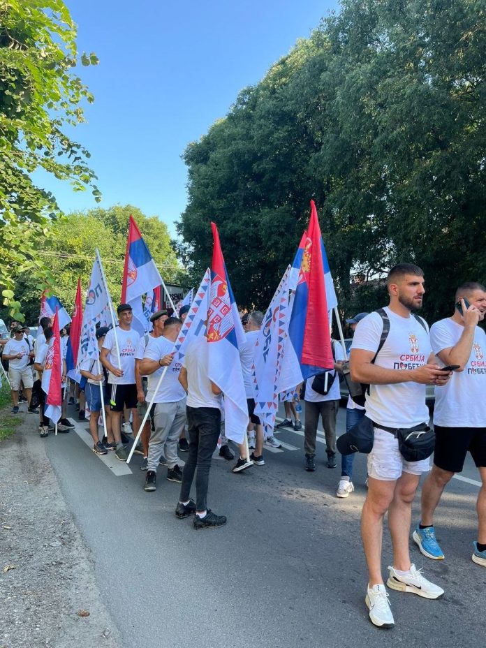 ( ФОТО/ВИДЕО) НЕВЕРОВАТНО! Младе из Новог Сада ни паклене врућине не спречавају да пешке крену на СКУП 27.ЈУНА на ком се ГРАДИ БУДУЋНОСТ СРБИЈЕ!