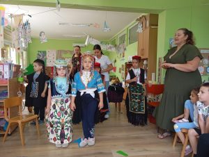 Деца кроз песму и игру упознала традицију Србије