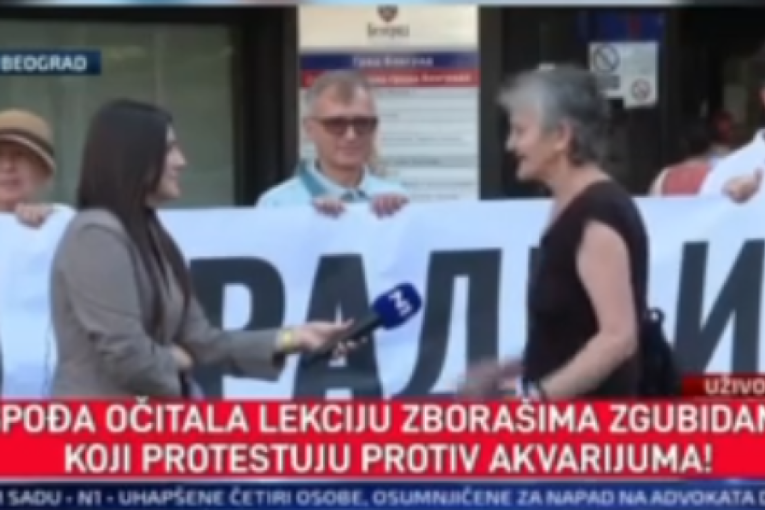 Пукли као звечка! Бака размонтирала блокадере пред камерама, одговор их потпуно затекао (ВИДЕО)