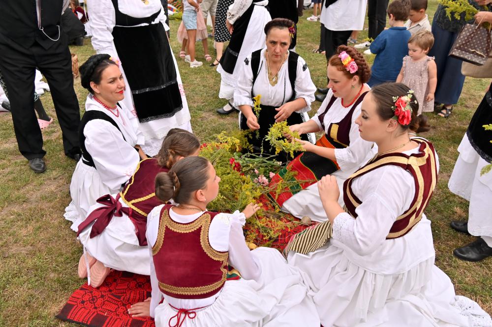 Pletenjem venaca i koncertom zatvoren Festival „Ivanjsko cveće“ u Sivcu