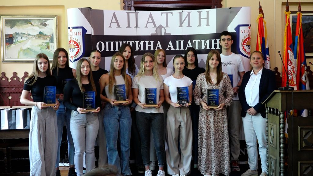 Општина Апатин наградила најуспешније ученике