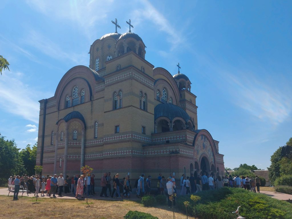 Свечано обележена храмовна слава Храма Сабора светих апостола у Апатину