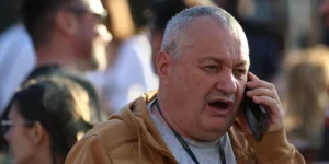 Миливојевић хтео да глуми боса, па га његове присталице брутално унаказиле: Хоћете ли да шишате на ћелаво и нас који памтимо ваше пљачке?! (ФОТО)