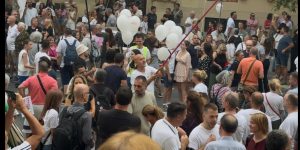Насилници на пропалом скупу у Ваљеву! Јуре људе моткама, нападају новинаре, а ево колико их је било у пику (ФОТО/ВИДЕО)