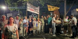 Насилници на пропалом скупу у Ваљеву! Јуре људе моткама, нападају новинаре, а ево колико их је било у пику (ФОТО/ВИДЕО)