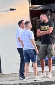 Насилници на пропалом скупу у Ваљеву! Јуре људе моткама, нападају новинаре, а ево колико их је било у пику (ФОТО/ВИДЕО)
