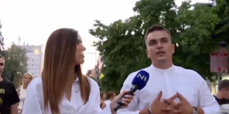 Докле иде болесна мржња?! Парандиловићев пулен изједначио Вучића са Куртијем, па најавио споменике за паљење града и пребијање полиције (ВИДЕО)