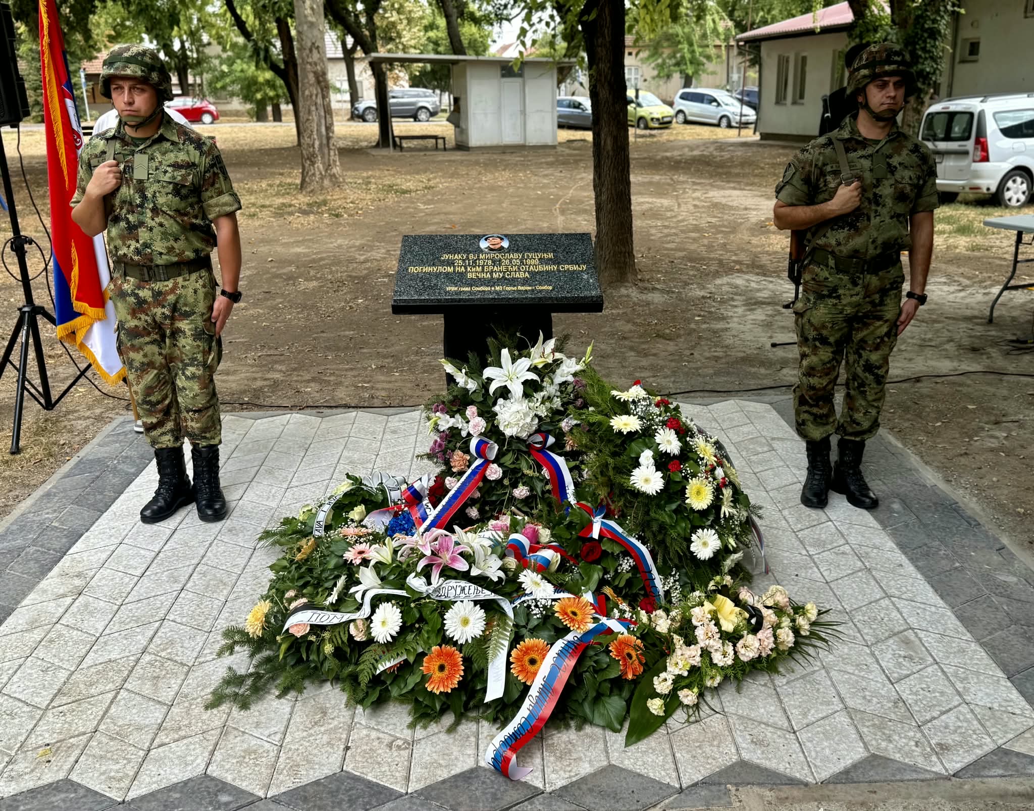 (ФОТО) Откривено спомен-обележје Мирославу Гуцуњи