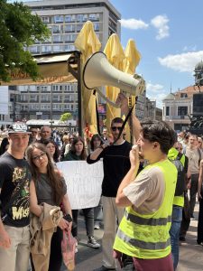 БЛОКАДЕРСКИ ФРОНТ ПУЦА ИЗНУТРА: Заборавили против кога су кренули, сада ратују једни против других