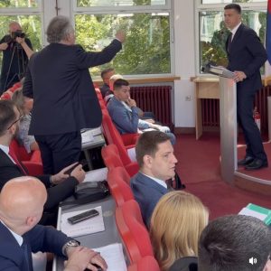 БЛОКАДЕРСКИ ФРОНТ ПУЦА ИЗНУТРА: Заборавили против кога су кренули, сада ратују једни против других