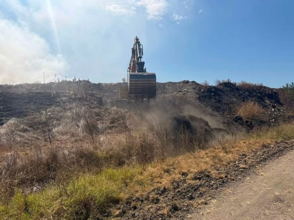Пожар на депонији у Кули стављен под контролу, сумња се на људски фактор
