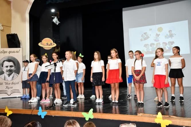 У ОШ „Иса Бајић“ у Кули свечано дочекано 70 првака