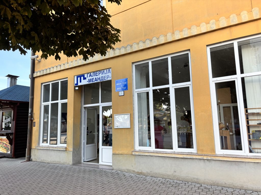 У Галерији „Меандер“ отворена изложба „Анатомија постојања: Кројење стварности и снова“