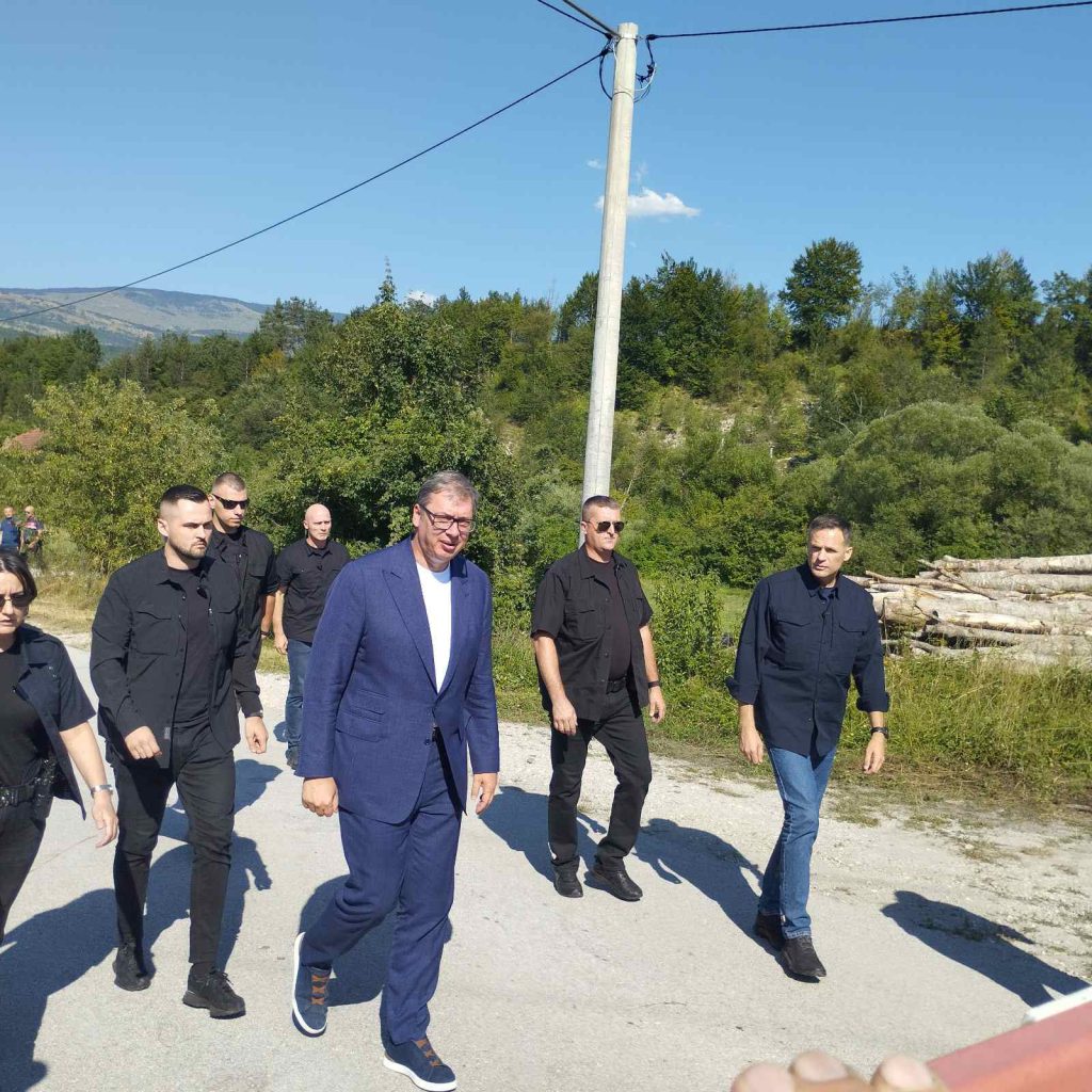 Вучић на Петровачкој цести: Обавеза да страдали никада не буду заборављени