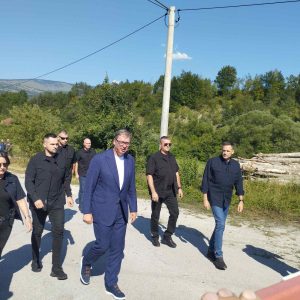 Вучић на Петровачкој цести: Обавеза да страдали никада не буду заборављени
