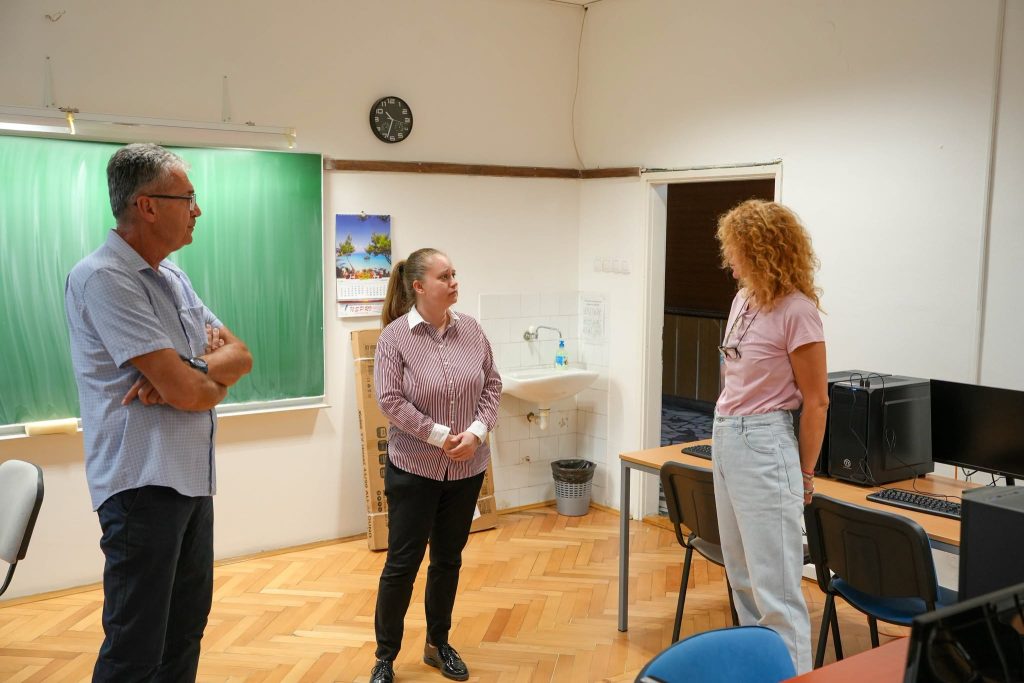 Гимназија и стручна школа „Никола Тесла“ добила 20 нових рачунара