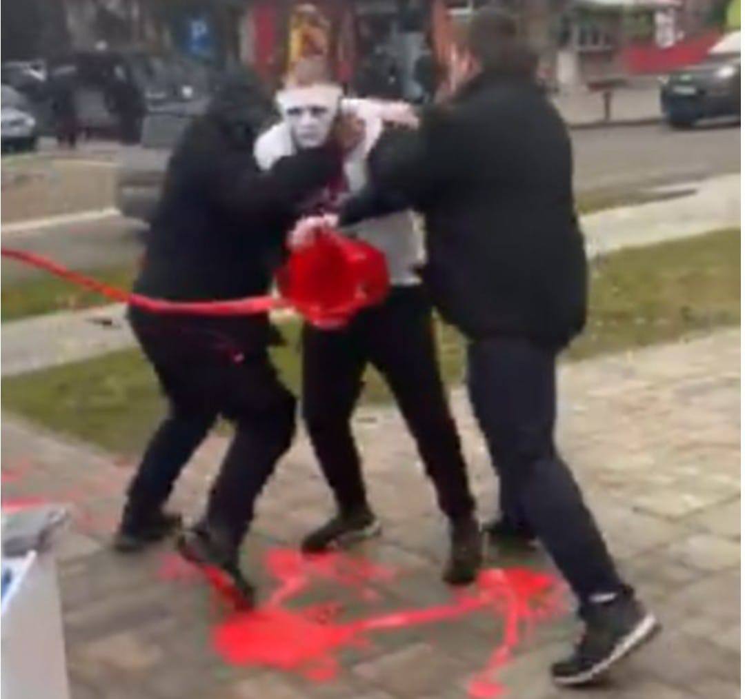 БЛОКАДЕРИ СКРОЗ ПОЛУДЕЛИ! ТРОЈИЦА НАПАЛА ОПОЗИЦИОНАРА У КУЛИ: Међу њима одборник Милин, Симићи га тукли и претили му!