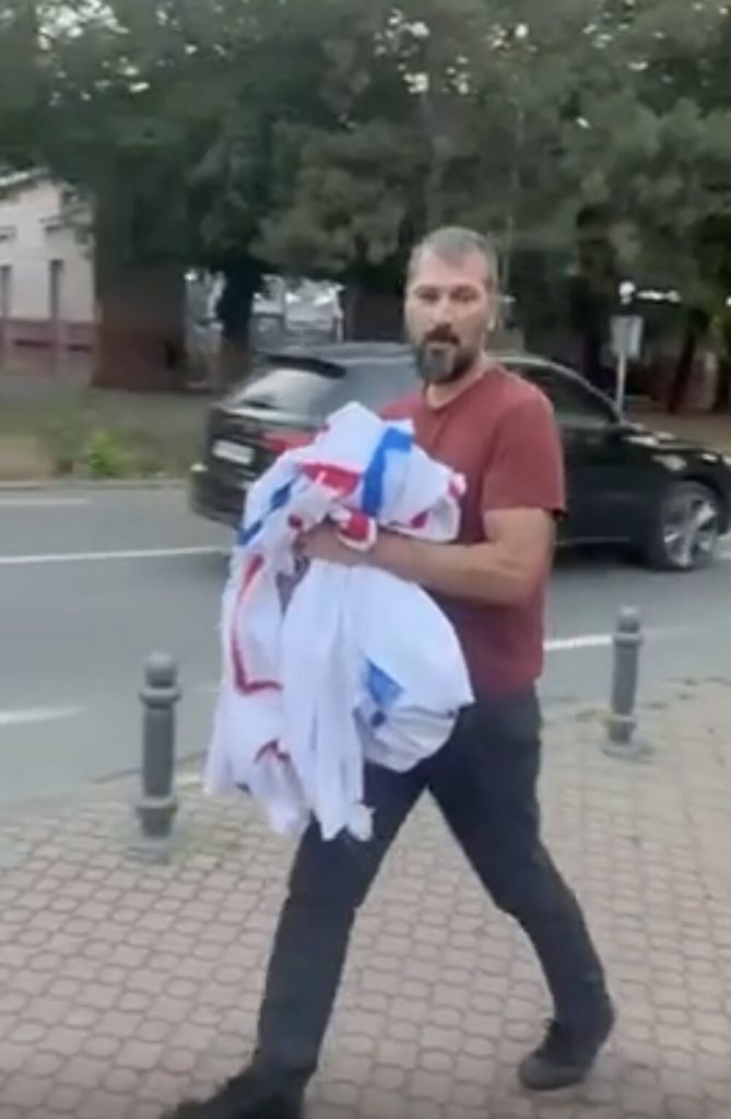 (ВИДЕО) Хаос у Врбасу! Опозиционар Јован Радовић који представља Локалну алтернативу и Ослободимо Врбас поцепао транспарент у центру Врбаса!