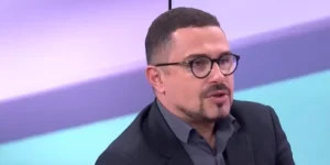 Au, kakvo urnisanje blokaderskog trovača sa Nove S: Ljudi besomučno razapeli Veljkovića - Hteo je da napadne Mladića, ali...