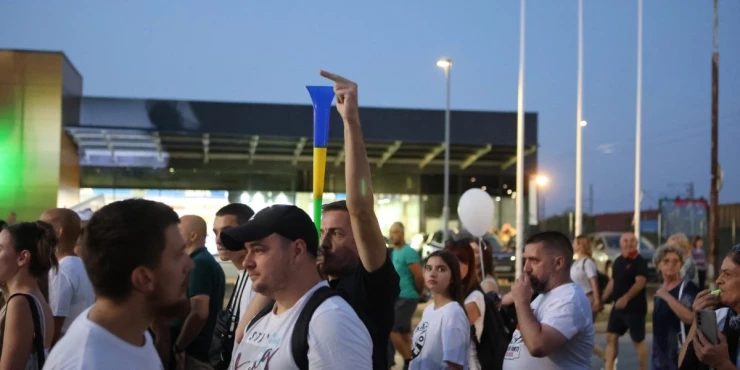 Још један блокадер схватио! На њиховој листи седе рециклирани политичари (ФОТО)