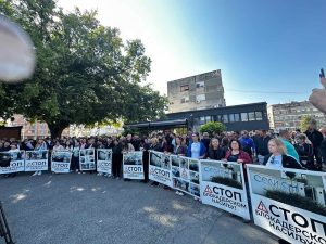 (FOTO) Građani protestuju ispred suda u Vrbasu! Institucije da rade svoj posao, dosta je ludaka i nasilja na ulicama!