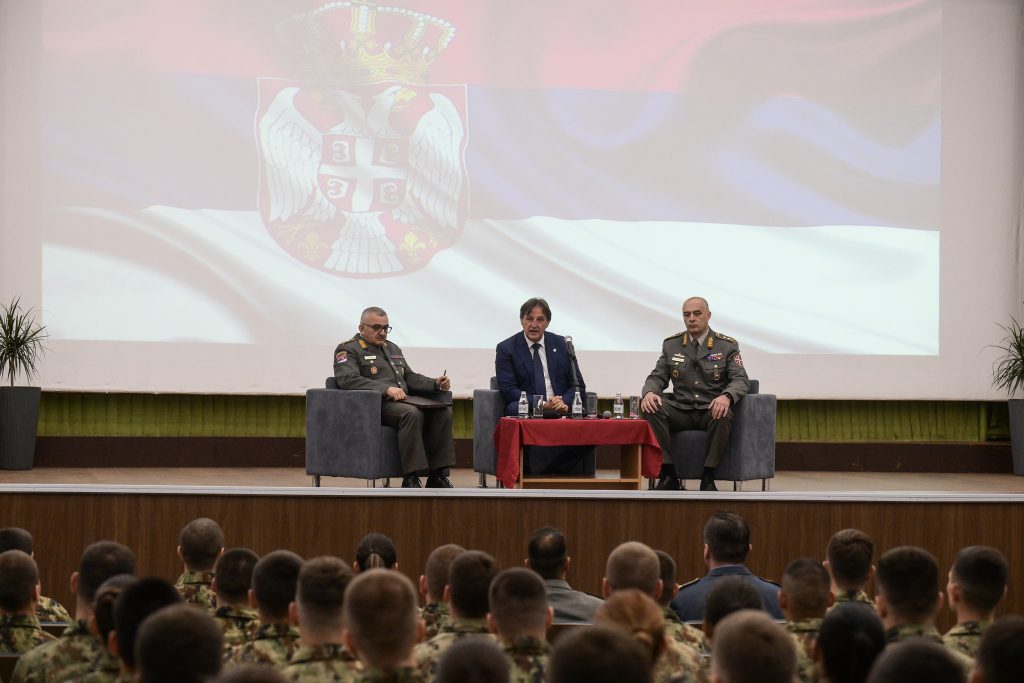 Гашић разговарао са кадетима Војне академије и ВМА о развоју војног образовања
