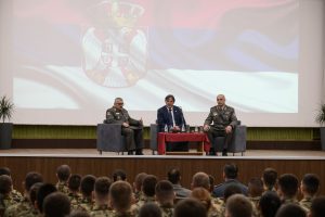 Гашић разговарао са кадетима Војне академије и ВМА о развоју војног образовања