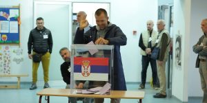 (ФОТО) Кршење изборне тишине на бирачком месту! Убацује листић и показује... 