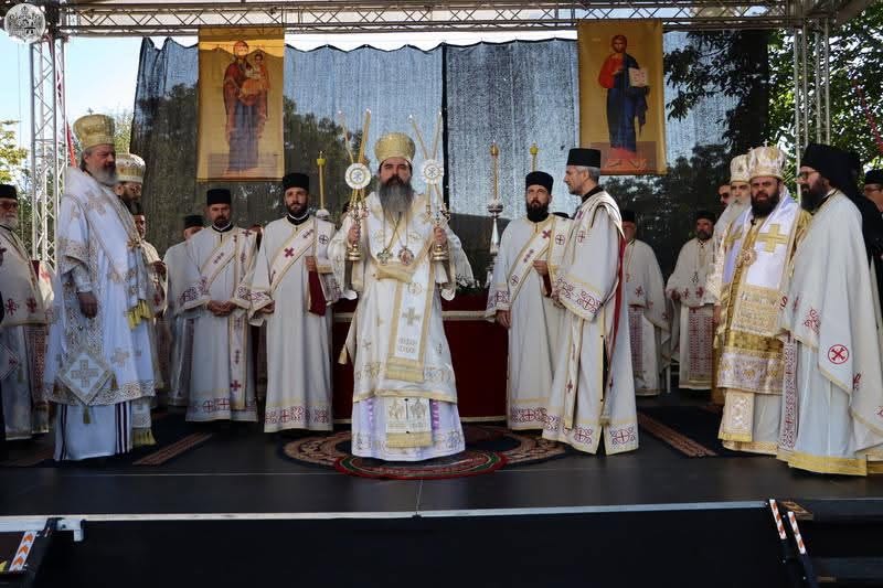 (ФОТО) Обележен Патрон Епархије бачке и 250 година храма Ваведења Пресвете Богородице