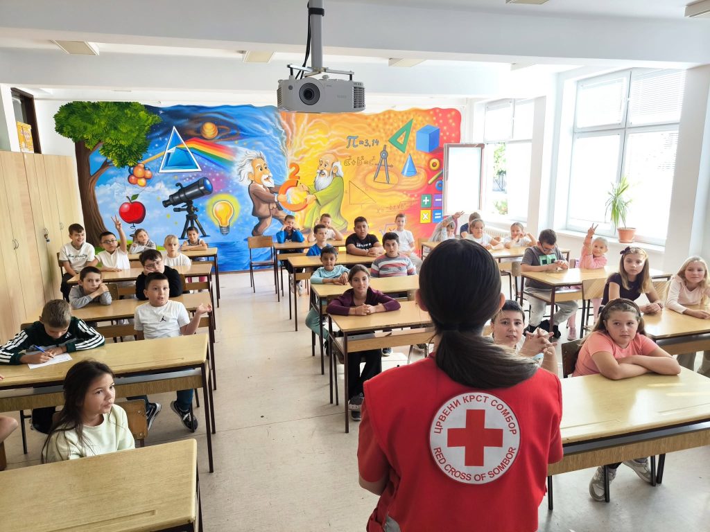 Волонтери ЦК одржали едукативне радионице за ученике у Бачком Моноштору