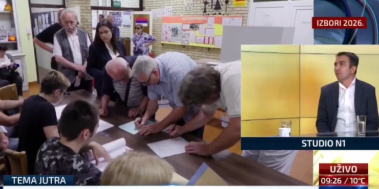 Blokaderi-doz?iveli-nokaut-na-tajkunskoj-N1-Njihov-profesor-razbio-laz?i-o-birac?kom-spisku-i-zakucao-ih-za-stub-srama!-(VIDEO)-
