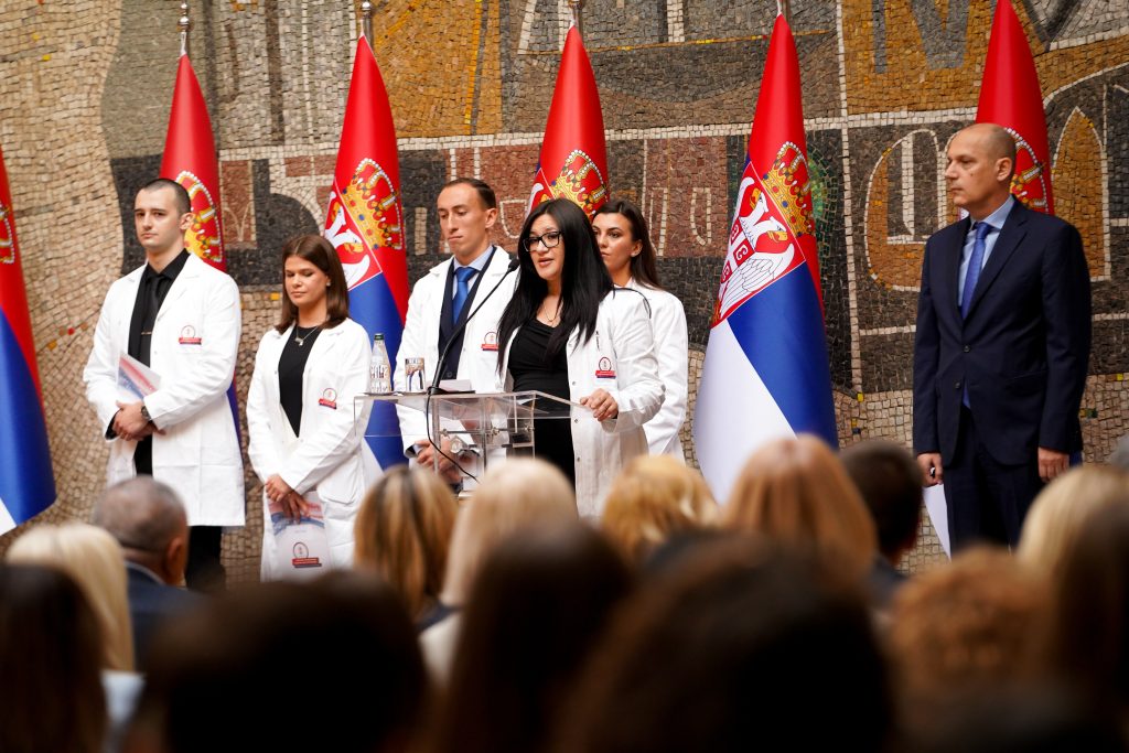 Уручени уговори о раду за 100 најбољих дипломаца медицине и 380 најбољих техничара