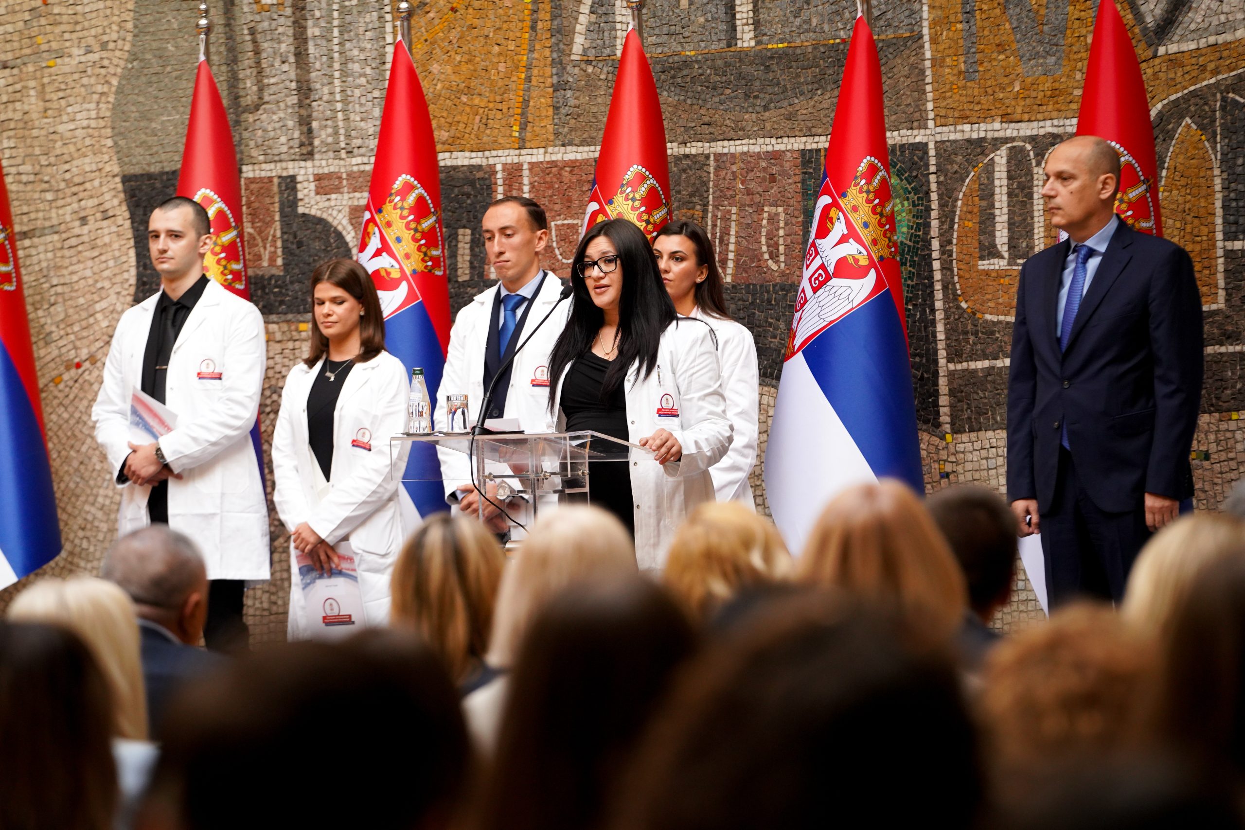 Уручени уговори о раду за 100 најбољих дипломаца медицине и 380 најбољих техничара