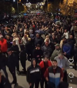 Zrenjanin-krenuo-u-s?etnju-podrs?ke-listi-?Aleksandar-Vuc?ic?-Ujedinjena-Srbija"-Pogledajte-kako-izgleda-atmosfera-u-ovom-gradu!