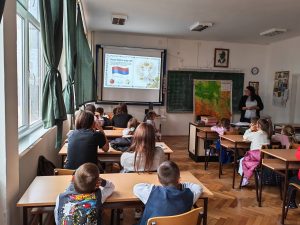 Предшколци на часу географије у апатинској гимназији